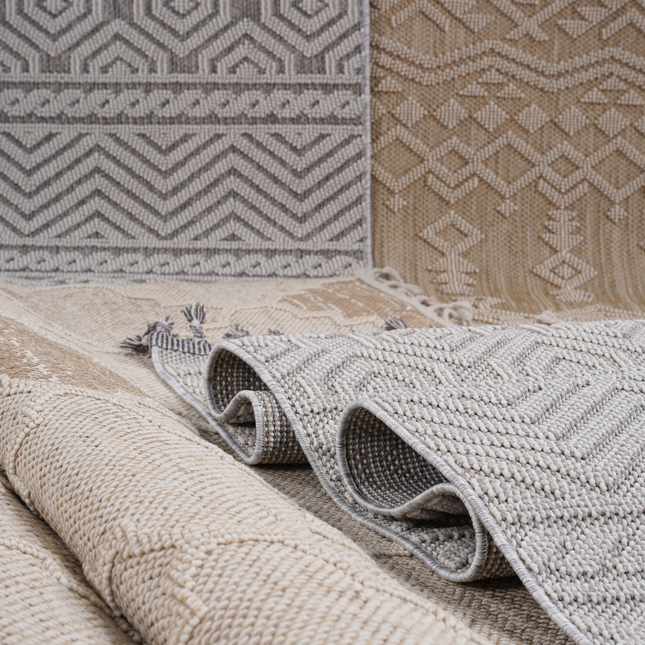 Guros - 8' X 10' Traditional Indoor / Outdoor Area Rug - White / Gray